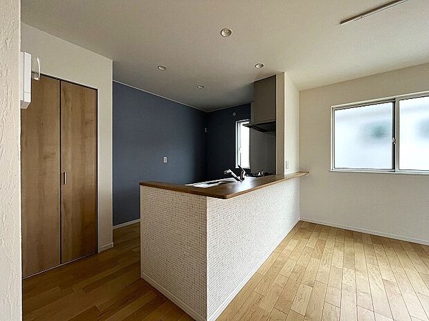 【キッチン収納 ※26号棟】キッチンの隣にある食材などを収納できる物入れです。万一に備えて備蓄倉庫の役割も。天井いっぱいに設置した棚の高さが変えられるので、家族のライフスタイルに合わせてフレキシブルに変えられる可変空間です。