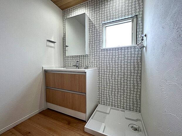 【-】おそうじラクラク!洗面ドレッシングはパナソニック「シーライン」シリーズをセレクトしました。水栓まわりは「3°傾斜設計」。濡れたものを置く定位置を設け、手前に傾ける事により、水あか汚れを軽減させ手間が減ります。カウンター部はつなぎ目や隙間がないので汚れもささっと拭くだけ。排水口はフチに隙間がない構造で、掃除が楽。水栓はヘッドの引き出しが可、吐水部を左右90度首振りができ、洗面ボウルの清掃もスムーズです。収納キャビネットは、奥の物がしっかり見渡せて使いやすさに配慮。1面鏡内部にも収納が可能です。