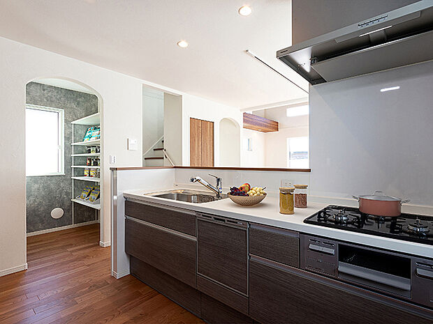 【システムキッチン(施工例)】リビングにいる家族とコミュニケーションがとりやすい、人気のオープンキッチンを採用。小さなお子さんがリビングにいても目が届くので安心。来客時には会話を楽しみながらお茶の準備ができます。