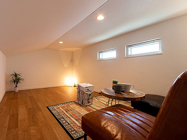 【-】マイホームに趣味のスペースを。TAKI HOUSEでは固定階段で上がれる大型ロフトを採用しております。このロフトスペースは倉庫として使用する方もいらっしゃいますが、天井が低い事以外は、通常の居室と仕様は同じですので、工夫次第でさまざまな用途でご利用する事が可能です。例えば、ルームシアターにするのはいかがでしょう。現在は低価格でも高機能のプロジェクターが多数販売されており、Netflixをはじめとしたサブスクが充実しているので、ネット回線があれば外に出なくても、様々な映像作品が楽しめます。