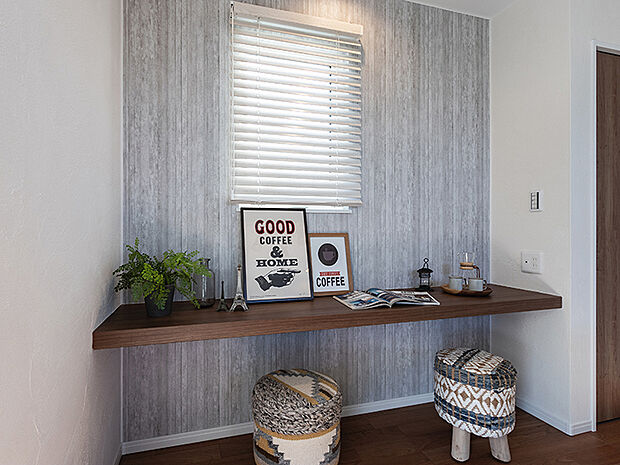 【-】TAKI HOUSEでは働き方の変化に対応するテレワークスペースのある家を提案。在宅ワークに使えるテレワークスペースを積極的に取り入れています。カウンタータイプになっているので、心地の良い椅子を置いてリモート会議や資料を揃えての作業に適しています。働き方改革やライフスタイルの多様化、在宅勤務が浸透し始めた社会。「住まい」の重要性は増し、進化に対応した住まいを提供しています。
また、書斎や趣味のスペースとして利用するほか、お子様の勉強机にもなるのでリビング学習としてのご利用にも最適です。