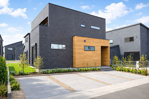 施工例外観　玄関へのアプローチ部分など外構にもこだわったプラン。１階は高い位置に窓を取っており、採光にもこだわっています。（建物プラン例。建物価格／1540万円 建物面積／92.74m2）
