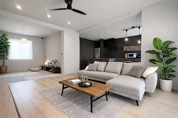 毎日の暮らしに、さりげない上質さを添えるリビング。家族の時間が、自然と長くなる空間設計。