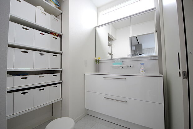 【内観施工例】バックガードと洗面ボウルが一体成型になったカウンター、上から吐水タイプなので水栓まわりに水がたまらず、お掃除も楽々。（建物プラン例。建物価格／1540万円 建物面積／92.74m2）