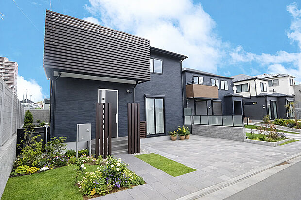 【施工例外観】ルーバーバルコニーが印象的な外観、プライバシーと開放感を両立した邸宅。