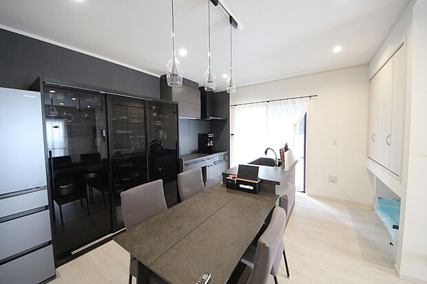 【内観施工例】アイランドタイプのキッチンは開放的でご家族とのコミュニケーションがとりやすい設計。お子様のお手伝いも捗りますね！（建物プラン例。建物価格／1540万円 建物面積／92.74m2）
