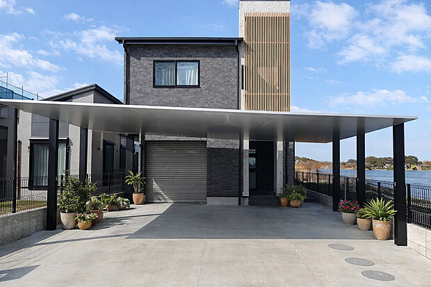 【外観施工例】ダークトーンの外壁とシャープな屋根ライン、機能美を追求した邸宅。