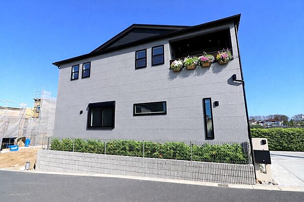 【外観(モデルハウス)】上品なライトグレー外壁とインナーバルコニー、端正な佇まいの住まい。