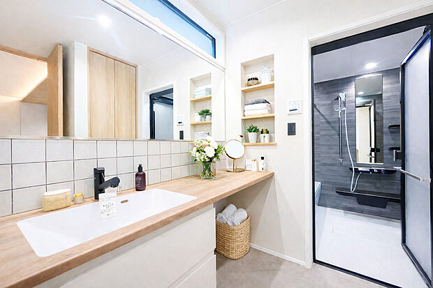 【内観施工例】身支度やメイクにも便利なカウンター付き洗面スペース