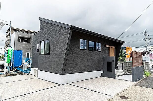 【LIMINI(リミニ) Fin(ファイン)】『住まいが人生の負担にならないように』、その願いを込めた究極の平屋『リミニ ファイン』。部屋数は最小限、掃除も楽にでき、セキュリティ面においても管理が簡単、ゆっくりと人生を楽しむ家。