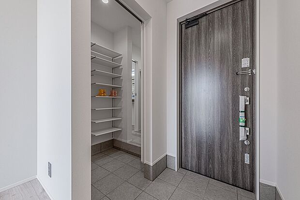 【玄関収納】たっぷりの玄関収納、そのまま脱衣所へぐるりと回れる【ただいま動線】