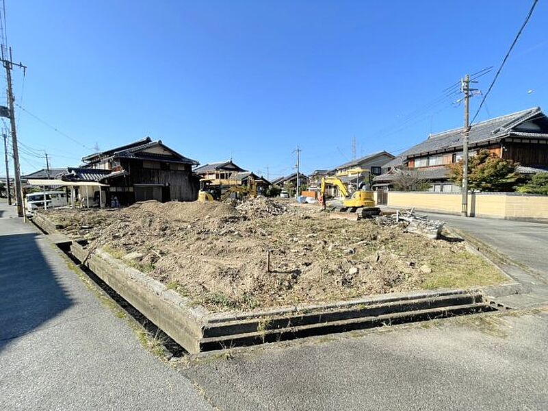 周辺は落ち着いた街並みの住宅地！子育てがしやすい住環境です！まだ未完成ですが、現地でしかわからない事もございます。是非一度ご覧ください。