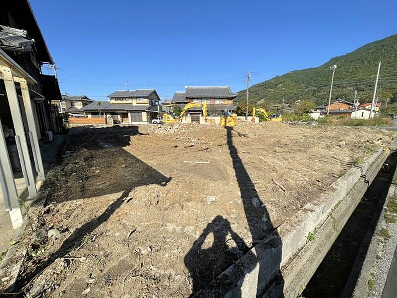 周辺は落ち着いた街並みの住宅地！子育てがしやすい住環境です！まだ未完成ですが、現地でしかわからない事もございます。是非一度ご覧ください。