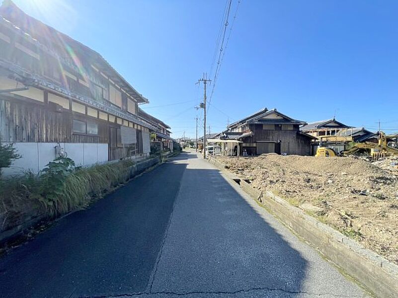 周辺は落ち着いた街並みの住宅地！子育てがしやすい住環境です！まだ未完成ですが、現地でしかわからない事もございます。是非一度ご覧ください。