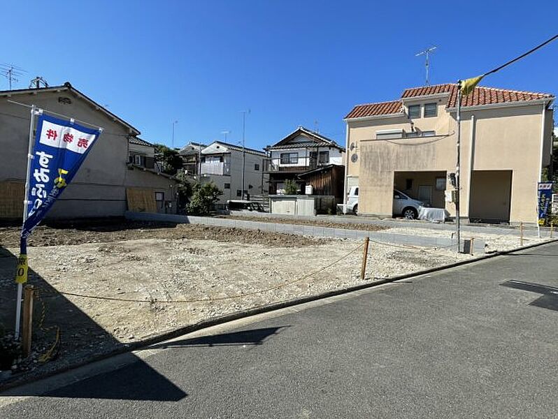 周辺は落ち着いた街並みの住宅地！子育てがしやすい住環境です！まだ未完成ですが、現地でしかわからない事もございます。是非一度ご覧ください。