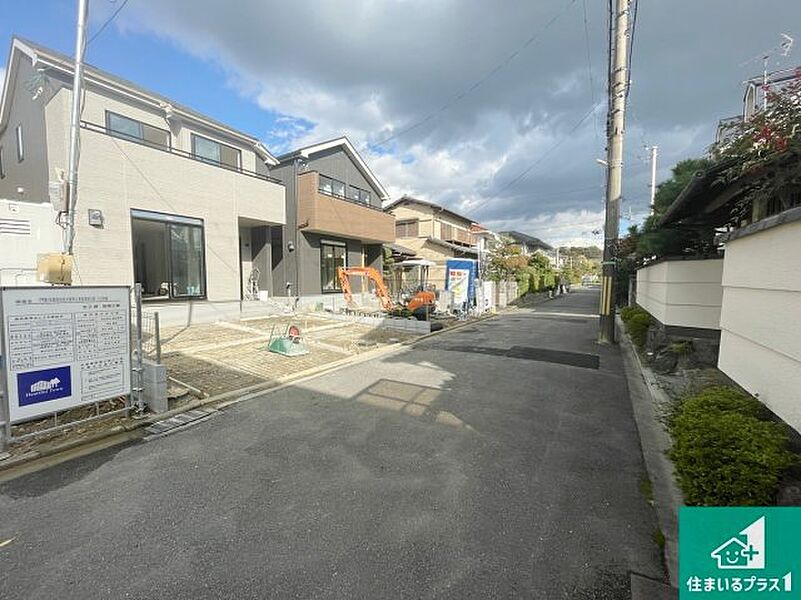 周辺は落ち着いた街並みの住宅地！子育てがしやすい住環境です！まだ未完成ですが、現地でしかわからない事もございます。是非一度ご覧ください。