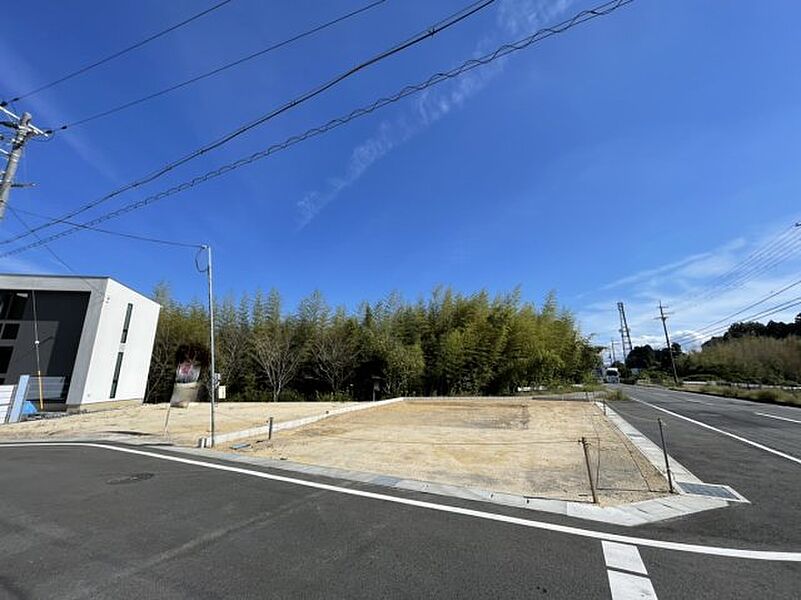 周辺は落ち着いた街並みの住宅地！子育てがしやすい住環境です！まだ未完成ですが、現地でしかわからない事もございます。是非一度ご覧ください。