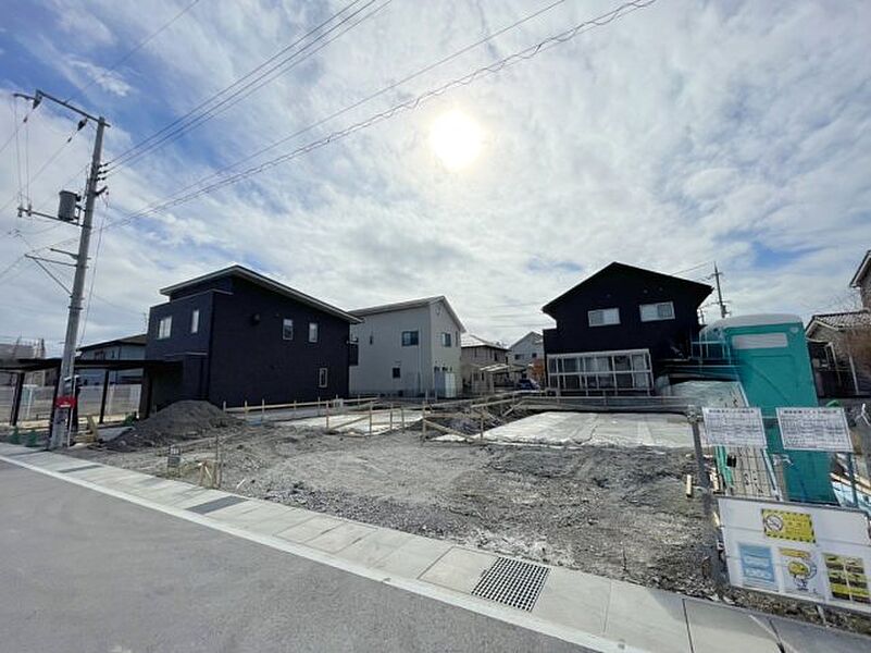 周辺は落ち着いた街並みの住宅地！子育てがしやすい住環境です！まだ未完成ですが、現地でしかわからない事もございます。是非一度ご覧ください。