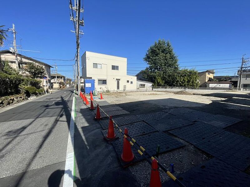 周辺は落ち着いた街並みの住宅地！子育てがしやすい住環境です！まだ未完成ですが、現地でしかわからない事もございます。是非一度ご覧ください。