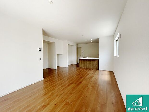 広く明るい、リビングは子育て中のお母さんも安心の対面キッチン。忙しいお母さんに嬉しい水回りが集約された家事導線が短く済む設計！