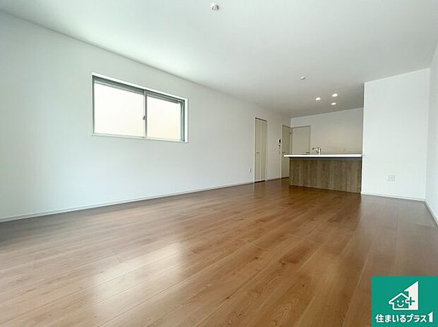 広く明るい、リビングは子育て中のお母さんも安心の対面キッチン。忙しいお母さんに嬉しい水回りが集約された家事導線が短く済む設計!