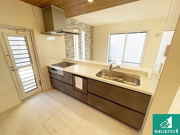 リビングと統一感があり、使い勝手のいいキッチン。広々としているので、二人並んで作業が出来ちゃいます。お子様と一緒に色々なお料理に挑戦できるスペースがあります。