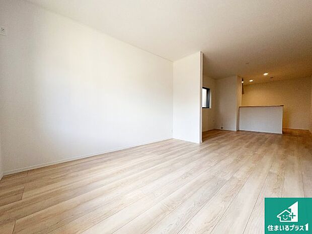 日当たり良好の明るいリビングで朝の目覚めもスッキリできそう!対面キッチンでご家族のコミュニケーションも自然と増える設計!小さなお子様が遊ぶスペースを作っても広々とくつろげるLDK!