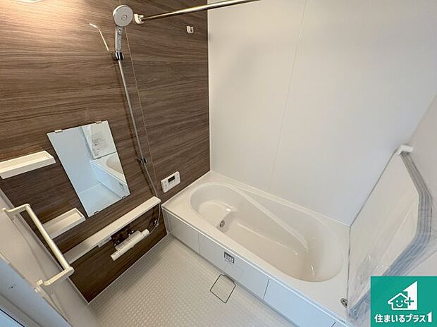 ゆったりと足を伸ばせる浴室は一日の疲れを癒してくれる大切な空間です。浴室乾燥機も設置しているので、雨の日の洗濯物も安心です♪