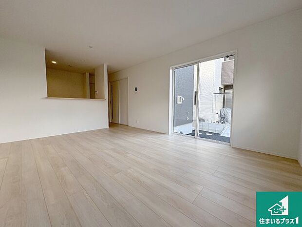 日当たり良好の明るいリビングで朝の目覚めもスッキリできそう!対面キッチンでご家族のコミュニケーションも自然と増える設計!小さなお子様が遊ぶスペースを作っても広々とくつろげるLDK!