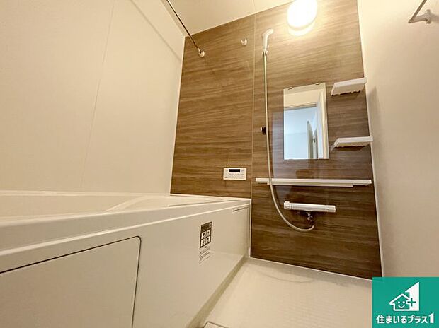 足をゆったり伸ばして寛げる浴槽です。窓が設けられていますので差し込む光が明るく穏やかな雰囲気にしてくれます♪浴室乾燥機も設置しているので、雨の日の洗濯物も安心です♪