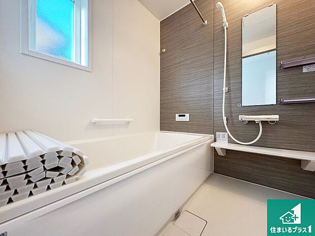 足をゆったり伸ばして寛げる浴槽です。窓が設けられていますので差し込む光が明るく穏やかな雰囲気にしてくれます♪浴室乾燥機も設置しているので、雨の日の洗濯物も安心です♪