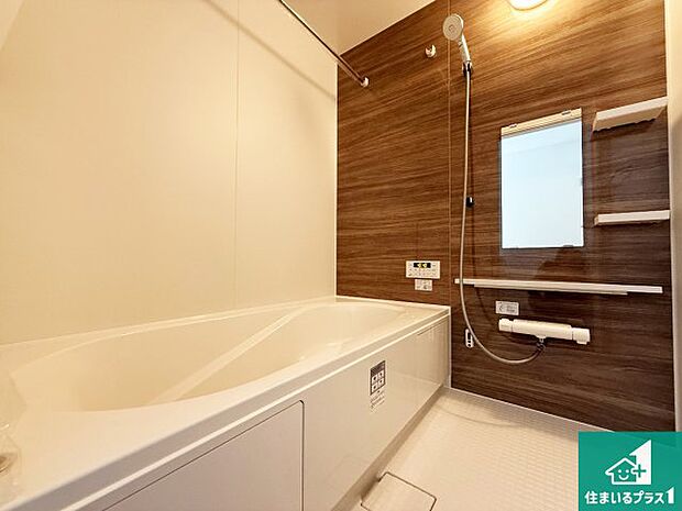 足をゆったり伸ばして寛げる浴槽です。窓が設けられていますので差し込む光が明るく穏やかな雰囲気にしてくれます♪浴室乾燥機も設置しているので、雨の日の洗濯物も安心です♪