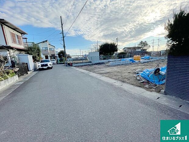 周辺は落ち着いた街並みの住宅地！子育てがしやすい住環境です！まだ未完成ですが、現地でしかわからない事もございます。是非一度ご覧ください。