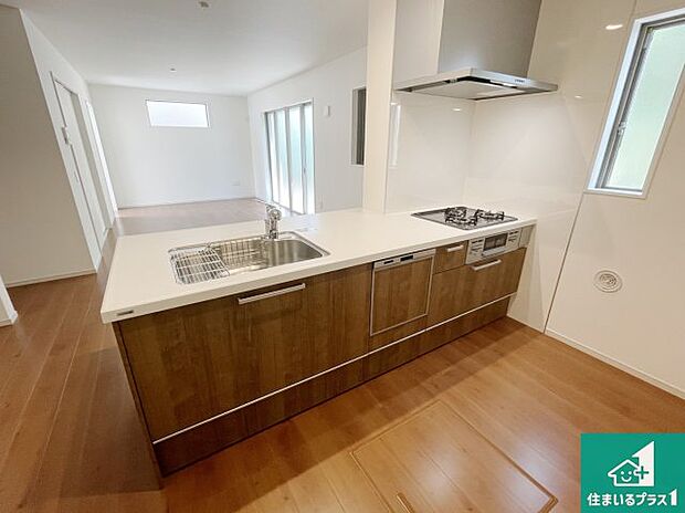 リビングと統一感があり、使い勝手のいいキッチン。広々としているので、二人並んで作業が出来ちゃいます。お子様と一緒に色々なお料理に挑戦できるスペースがあります。