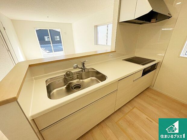 リビングと統一感があり、使い勝手のいいキッチン。広々としているので、二人並んで作業が出来ちゃいます。お子様と一緒に色々なお料理に挑戦できるスペースがあります。