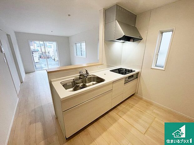 リビングと統一感があり、使い勝手のいいキッチン。広々としているので、二人並んで作業が出来ちゃいます。お子様と一緒に色々なお料理に挑戦できるスペースがあります。