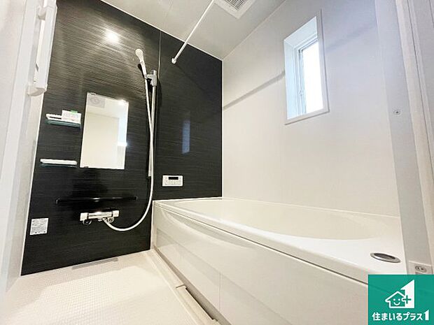 足をゆったり伸ばして寛げる浴槽です。窓が設けられていますので差し込む光が明るく穏やかな雰囲気にしてくれます♪浴室乾燥機も設置しているので、雨の日の洗濯物も安心です♪