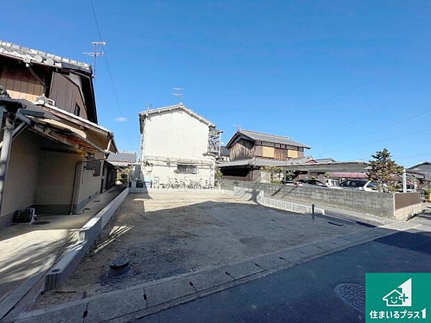 周辺は落ち着いた街並みの住宅地！子育てがしやすい住環境です！まだ未完成ですが、現地でしかわからない事もございます。是非一度ご覧ください。