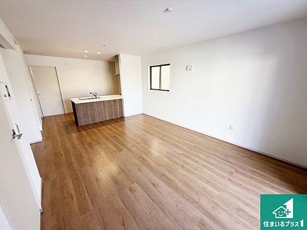 日当たり良好の明るいリビングで朝の目覚めもスッキリできそう！対面キッチンでご家族のコミュニケーションも自然と増える設計！小さなお子様が遊ぶスペースを作っても広々とくつろげるLDK！