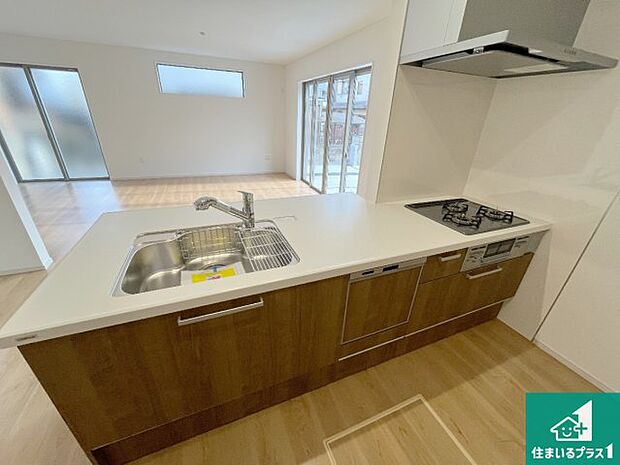 リビングと統一感があり、使い勝手のいいキッチン。広々としているので、二人並んで作業が出来ちゃいます。お子様と一緒に色々なお料理に挑戦できるスペースがあります。