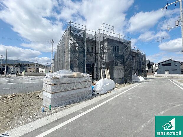 周辺は落ち着いた街並みの住宅地！子育てがしやすい住環境です！まだ未完成ですが、現地でしかわからない事もございます。是非一度ご覧ください。