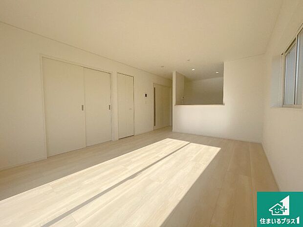 シンプルなリビングは、観葉植物等のインテリアを楽しめますね！パパ好みにも、ママ好みにも家具次第で雰囲気を変えることができます！