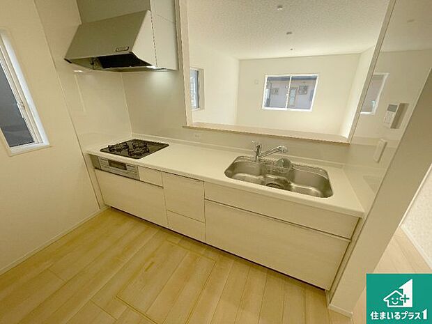 リビングと統一感があり、使い勝手のいいキッチン。広々としているので、二人並んで作業が出来ちゃいます。お子様と一緒に色々なお料理に挑戦できるスペースがあります。