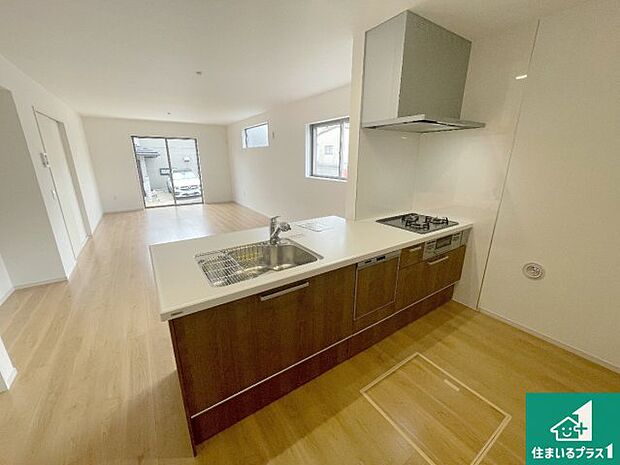 リビングと統一感があり、使い勝手のいいキッチン。広々としているので、二人並んで作業が出来ちゃいます。お子様と一緒に色々なお料理に挑戦できるスペースがあります。