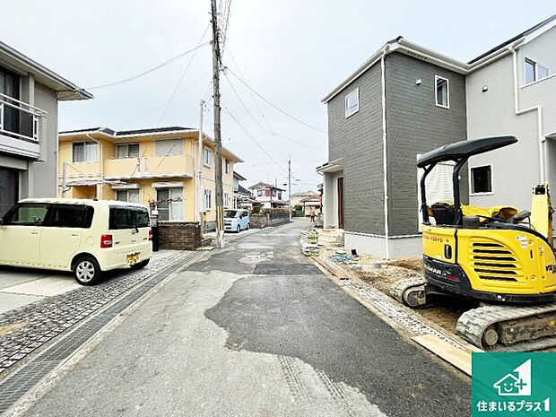 周辺は落ち着いた街並みの住宅地！子育てがしやすい住環境です！まだ未完成ですが、現地でしかわからない事もございます。是非一度ご覧ください。