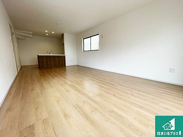 シンプルなリビングは、観葉植物等のインテリアを楽しめますね！パパ好みにも、ママ好みにも家具次第で雰囲気を変えることができます！