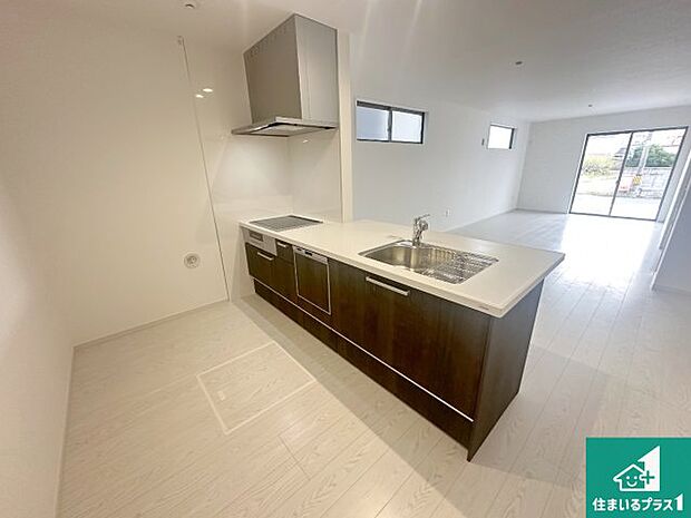 リビングと統一感があり、使い勝手のいいキッチン。広々としているので、二人並んで作業が出来ちゃいます。お子様と一緒に色々なお料理に挑戦できるスペースがあります。