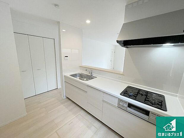 明るいリビングで朝の目覚めもスッキリできそう!対面キッチンでご家族のコミュニケーションも自然と増える設計!小さなお子様が遊ぶスペースを作っても広々とくつろげるLDK!