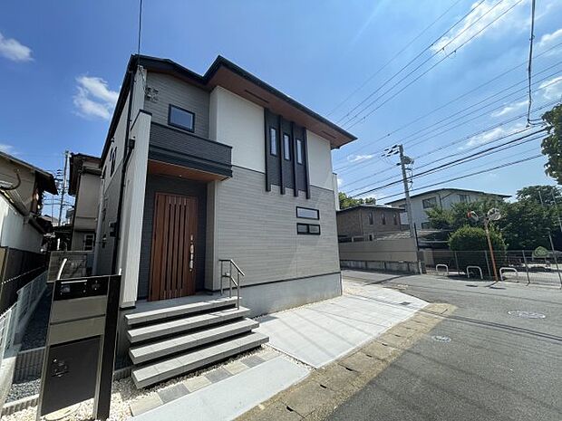 周辺は落ち着いた街並みの住宅地!子育てがしやすい住環境です!まだ未完成ですが、現地でしかわからない事もございます。是非一度ご覧ください。