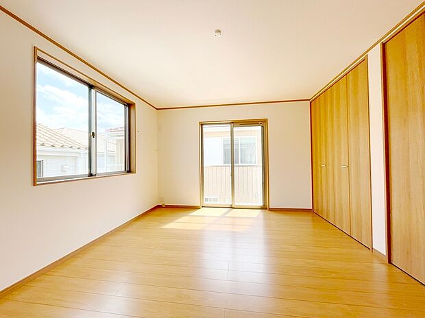 【洋室　（T44号地）】シンプルな洋室は、自分好みのインテリアが楽しめます！ご家族とインテリアや家具を選びに行くのは新築購入時の醍醐味の一つです。